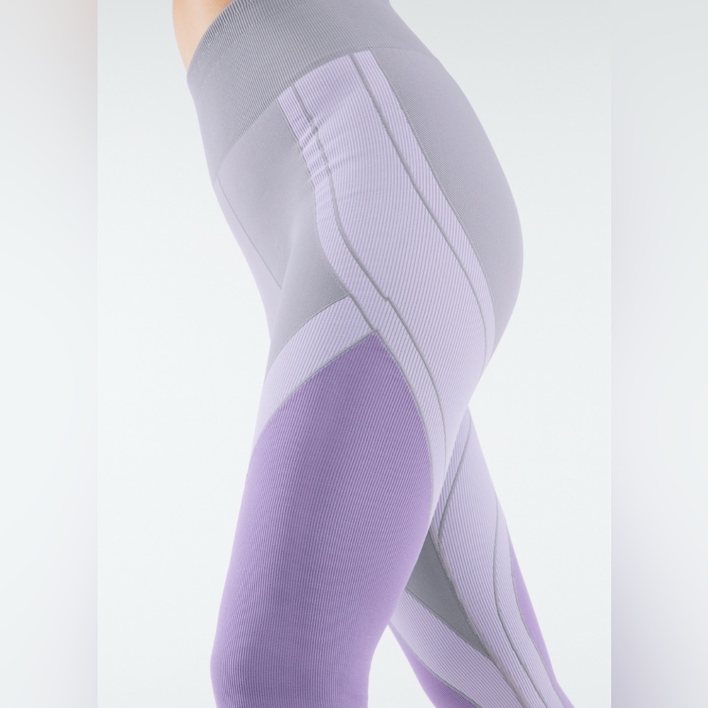 NWT Fabletics High Waisted Seamless Colorblock Purple Lilac Leggings MEDIUM - Picture 3 of 9